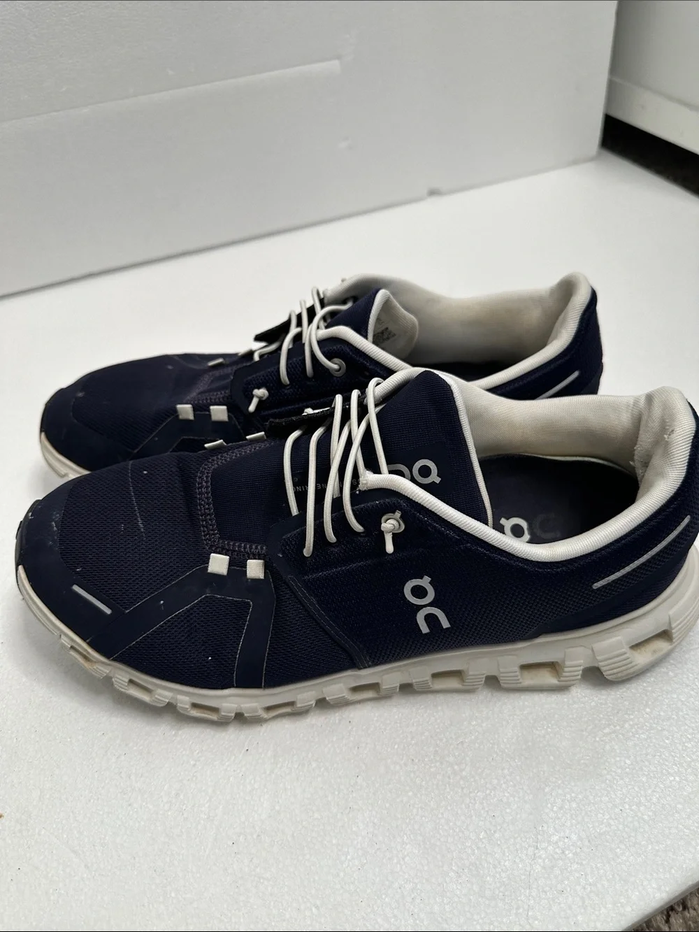 On Running Men’s Navy and White Athletic Sneakers size 11.5